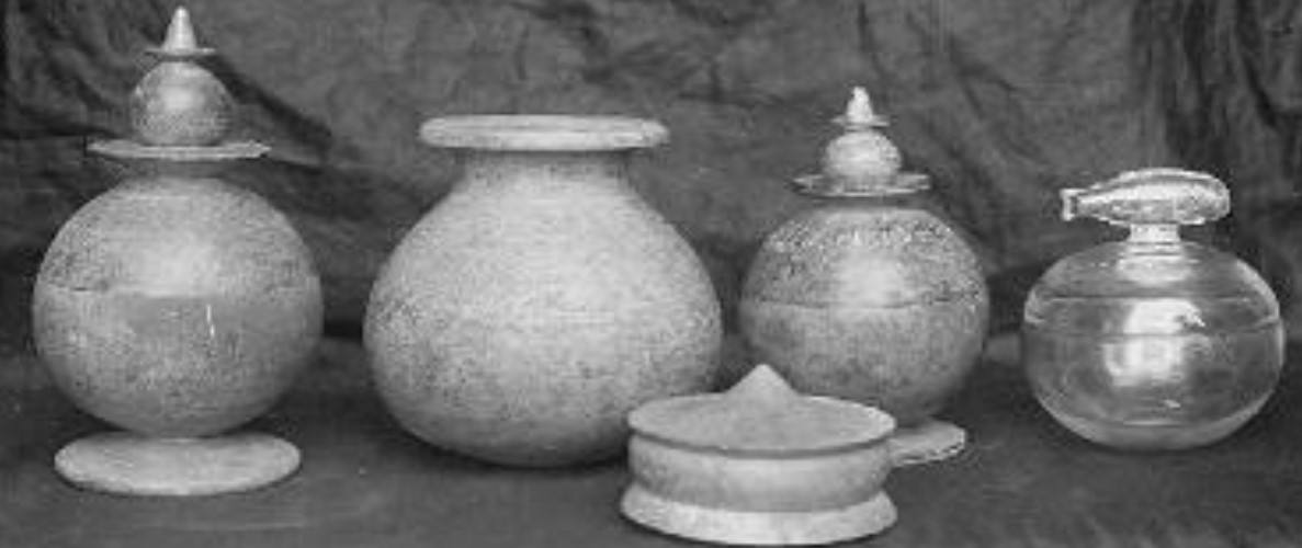 Năm chiếc bình đựng bảo vật, được chụp lại bởi Peppé vào năm 1898